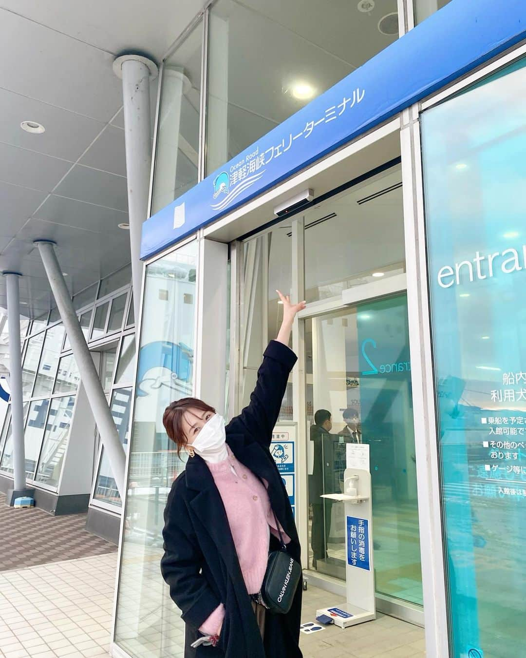 ときのインスタグラム：「函館の旅⛴🥰  津軽海峡フェリーに乗って日帰りで楽しんできました❣️  函館の素敵な観光名所に行き、2022年1月31日(月)まで行われている『道南・青森 縄文「ドキドキ」スタンプラリー』をやって来ました🙌  フェリー内を冒険しては色なお部屋に案内して頂き、 函館の津軽海峡フェリーターミナル内にある海峡日和さんの「海峡サーモン定食」🧡  サーモン好きにはたまりません🥴  #函館 #hakodate #函館観光 #函館旅行 #津軽海峡フェリー #函館グルメ #海峡日和 #函館スタンプラリー」