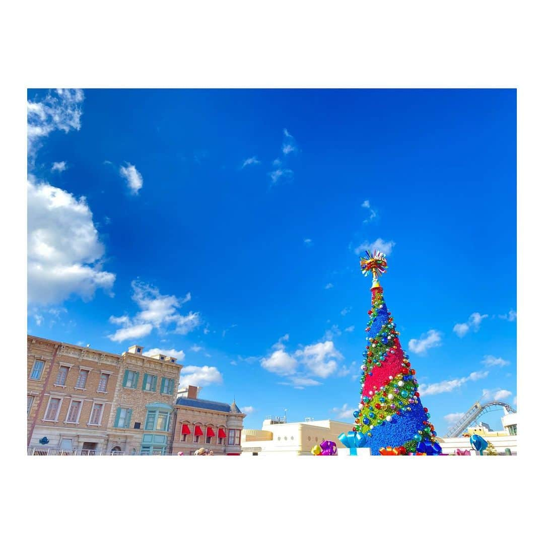 竹内彩姫のインスタグラム：「🌏  イルミネーションだいすき人間だから この季節心が癒される🎄 それにしてもiPhoneの純正カメラ有能📸綺麗！  #ユニバ #usj #ユニバーサルスタジオジャパン  #usj20周年 #xmas #christmas #クリスマスツリー  #イルミネーション #過去pic」