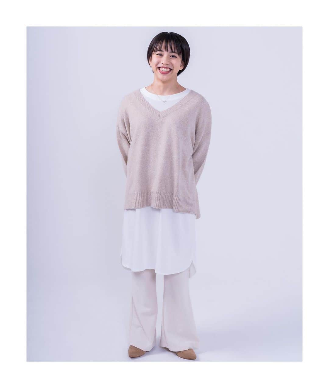 村上茉愛のインスタグラム：「.  素敵なプロフィール写真が完成しました🥰 秋、冬っぽい優しいイメージで🍀  飛べるパンプスも足全然痛くない🌟 #飛べるパンプス #orientaltraffic」