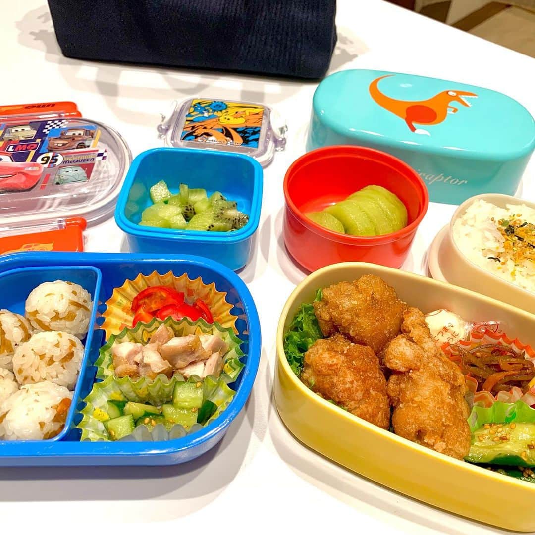 小倉優子さんのインスタグラム写真 - (小倉優子Instagram)「今日の次男と三男のお弁当は、 子供達が大好きな唐揚げでした☺️✨  お弁当の残りを朝ご飯にしましたが、  「もっと食べたかった❗️❗️」 と言って、一瞬で唐揚げがなくなりました笑  食が細いので、朝からモリモリ食べてくれて嬉しいです💕  さぁ 今日も一日頑張りましょう✨✨」12月9日 10時45分 - ogura_yuko_0826