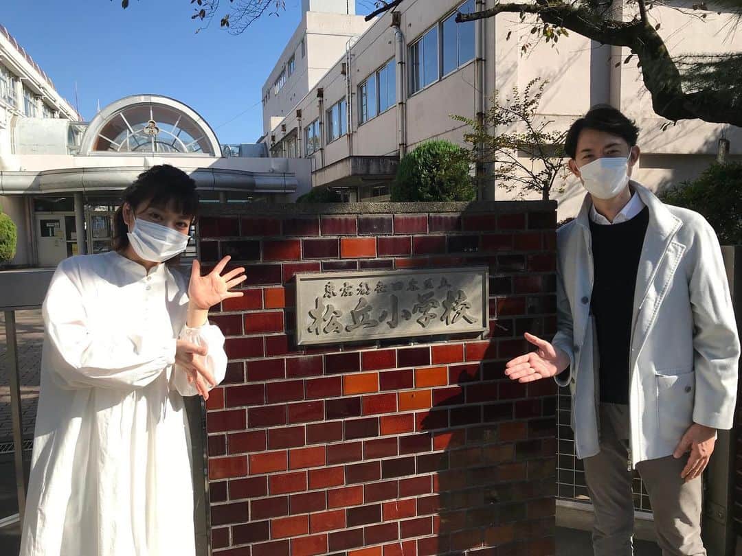 フジテレビアナウンサーのインスタグラム：「今回の授業『あなせん』は…👨🏻‍🏫🍁  田淵アナ＆杉原アナが、 世田谷区立 松丘小学校へ🏃🏼‍♀️🎤  『100人を超える生徒のみなさん。 一斉にやる発声練習は迫力がありました✨スピーチの授業でしたが、緊張の中みんな素敵な発表をしてくれました😊 あなせんを通して話す事、聞く事に興味を持ってくれたら嬉しいです！』 と田淵アナ👨🏻‍🏫  一方、杉原アナは… 『生徒の皆さんと関わるのは楽しくて、時間があっという間でした🌷 お別れは寂しいですが、授業が少しでも楽しかったと思ってもらえていたら嬉しいです！』 だそうです☺️🌿  次の『あなせん』はどこかな〜？  #出前授業 #あなせん #フジテレビアナウンサー #CSR活動 #田淵裕章 アナ #杉原千尋 アナ」
