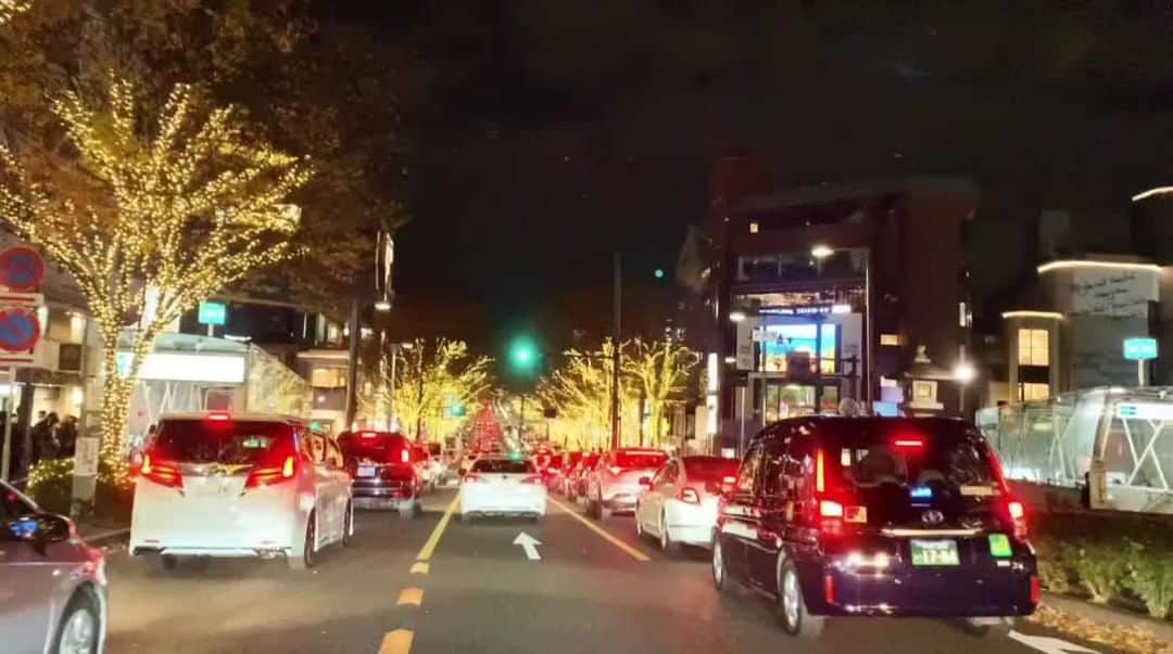 日下裕江のインスタグラム：「𝑂𝑚𝑜𝑡𝑒𝑠𝑎𝑛𝑑𝑜 𝐼𝑙𝑙𝑢𝑚𝑖𝑛𝑎𝑡𝑖𝑜𝑛☆。.:＊・゜  何度見ても やっぱり美しい✨  更に距離が伸びたから より楽しめて嬉しい♡  冬は寒くて苦手だけど、 12月のイルミネーションで 心が温まる💖  #omotesandoillumination」