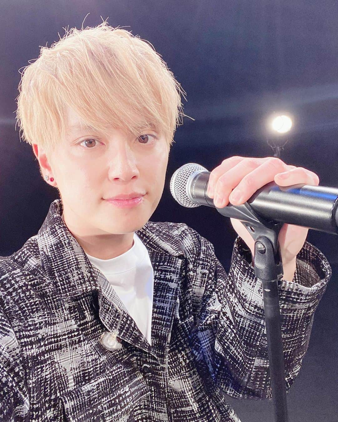 手越祐也さんのインスタグラム写真 - (手越祐也Instagram)「イェーイ✌️ 一昨日は新曲MV撮影とライブリハ。 昨日はスペプラ手越の収録。 今日はアルバムの取材と音楽漬けの毎日を送っております！！ マジ最近より多くの幸せを感じることが多くて最高です😊　 年末にかけてめちゃくちゃバタバタだけど全部好きなことしてるから体力も余裕ー！ みんなも寒くなってきたから風邪は気をつけてねー🤧 さぁスペプラ手越の次のゲストは誰でしょー？？  #手越祐也 #yuyategoshi #手越祐也オフショット #好きなことで生きていく」12月9日 11時42分 - yuya.tegoshi1054