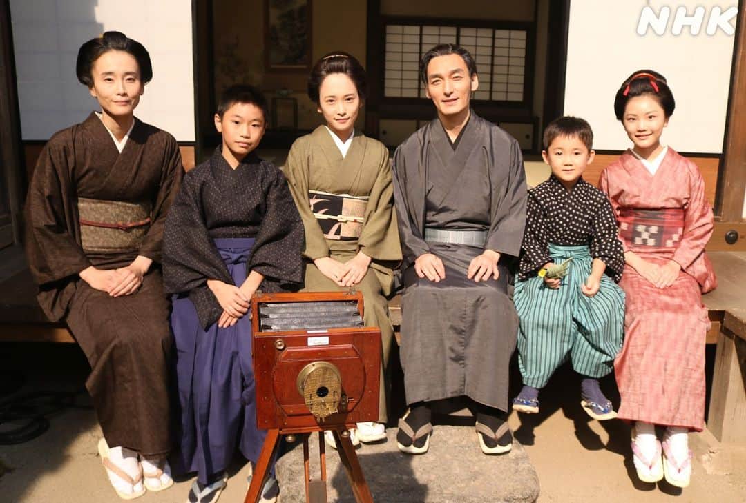 青天を衝けのインスタグラム：「慶喜と美賀子が見つめ合うシーンはお二人の穏やかな表情がとても印象的でした。  これが、草彅剛さんと川栄李奈さんの最後の共演シーンでもありました。  撮影後、慶喜邸の縁側で、集合写真をいただきました。  #青天を衝け #草彅剛 #川栄李奈 #安部智凛 #青天オフショット」