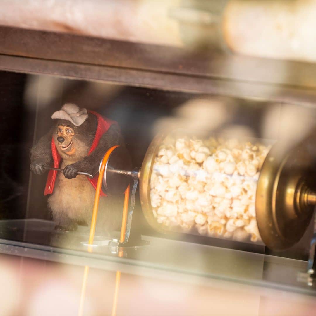 東京ディズニーリゾートさんのインスタグラム写真 - (東京ディズニーリゾートInstagram)「Prepping the popcorn! おいしくなあれ！ #popcorn #westernland #tokyodisneyland #tokyodisneyresort #ポップコーン #ウエスタンランド #東京ディズニーランド #東京ディズニーリゾート」12月9日 12時00分 - tokyodisneyresort_official