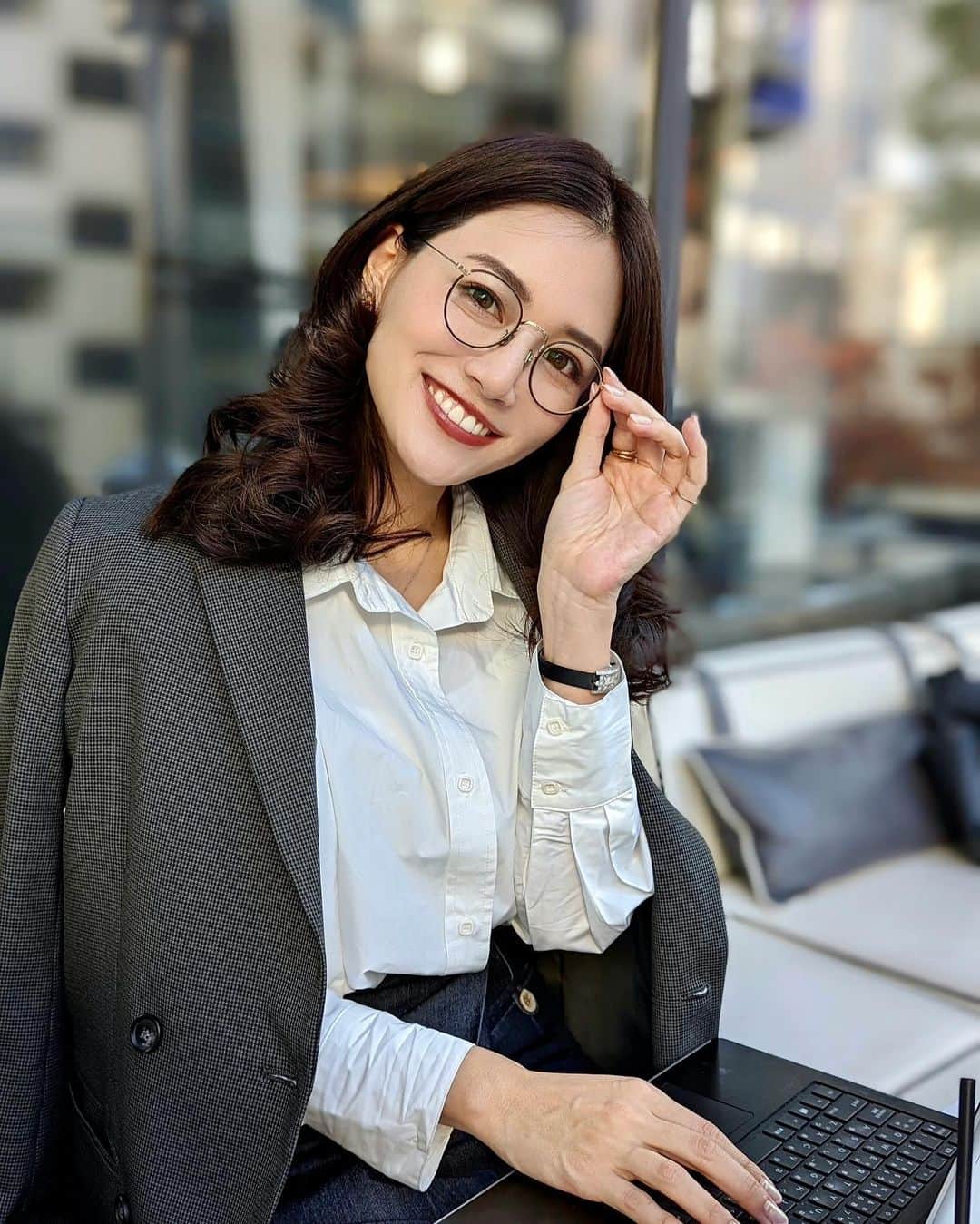のインスタグラム：「こんにちは💕⁡⁡⁡ . 最近の仕事はテレワークもありますが外で仕事をすることも🥸✨⁡⁡⁡ ずっとマスクをつけて仕事したり、ズーム会議したりしてるとマスクの中が水蒸気がたまってファンデもよれて、マスクもファンデの色になっちゃうのが悩みで🥺✨⁡⁡⁡ . そんな風に悩んでいるみなさんに是非お勧めしたいのが、マスク着用時を考えて開発されたBBパウダー、プリマヴィスタ　スキンプロテクト BBパウダー🌸⁡⁡⁡ @primavista_official_jp  . 6月に限定品として発売してたんだけど好評により再入荷❣️👏⁡⁡⁡ . 皮脂によるテカリべたつきやマスクへの色移りもおさえてくれるの！⁡⁡⁡ パウダーもスルスルパウダーで摩擦レスに塗布できちゃう🙆‍♀️✨⁡⁡⁡ 石鹸で落とせちゃうのも嬉しい！⁡⁡ . おかげで仕事中のマスクメイク悩みも軽減🙆‍♀️ポーチに入れやすいサイズなのでぜひチェックしてみてね💕✨⁡⁡⁡ . #プリマヴィスタ #スキンプロテクトBBパウダー #マスクメイク #BBパウダー #ベースメイク #マスク #メイク #ファンデーション #ベースメイク #ドラコス #おすすめコスメ #会社員 #テレワーク #オフィス #オフィスコーデ #オフィスメイク #通勤メイク #通勤服 #通勤コーデ #仕事 #business #businesswoman #businesscasual #ビジネスカジュアル #眼鏡女子 #伊達眼鏡 #めがね #眼鏡 #メイク動画 #美容好き #プリマヴィスタ_PR」