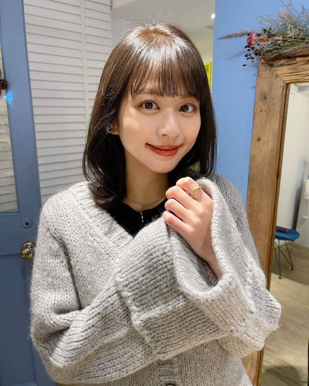 沖田愛加さんのインスタグラム写真 - (沖田愛加Instagram)「年内最後のヘアカラー！ 最近はずーっと暗め🐻✨ カットもカラーもいつも @kana___watarai さんにお任せです✨✨ . . . #ヘアカラー #ミディアムヘア #ミディアムヘアアレンジ #ミディアムボブ #ミディアム #ミディアムアレンジ #暗髪グレージュ #暗髪カラー #暗髪ボブ」12月9日 23時25分 - okita_aika