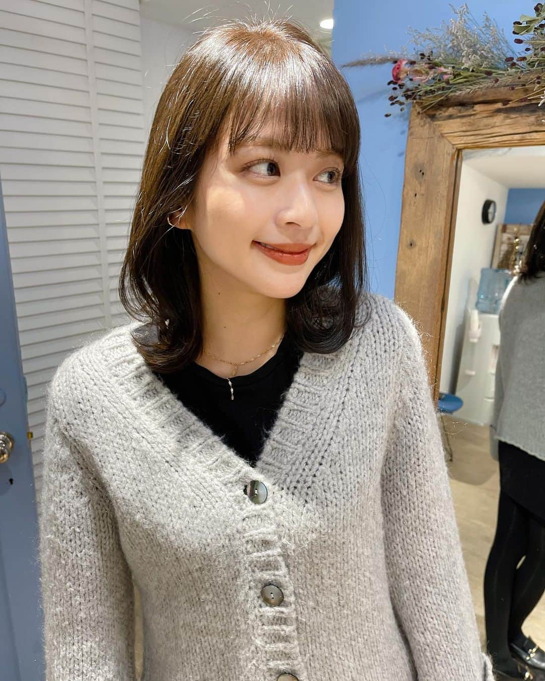 沖田愛加さんのインスタグラム写真 - (沖田愛加Instagram)「年内最後のヘアカラー！ 最近はずーっと暗め🐻✨ カットもカラーもいつも @kana___watarai さんにお任せです✨✨ . . . #ヘアカラー #ミディアムヘア #ミディアムヘアアレンジ #ミディアムボブ #ミディアム #ミディアムアレンジ #暗髪グレージュ #暗髪カラー #暗髪ボブ」12月9日 23時25分 - okita_aika