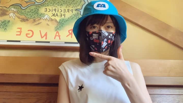 近藤玲奈のインスタグラム：「没になったディズニーVLOG動画  去年の夏に撮ったんだけど、ゲリラ豪雨で外での撮影ができず断念。  これはディズニーランドのキャンプ・ウッドチャック・キッチンでお昼ご飯を食べていた時。  欲しかったモンスターズ・インクの帽子をゲットして満足気です。 やたらと前髪気にしてます←」