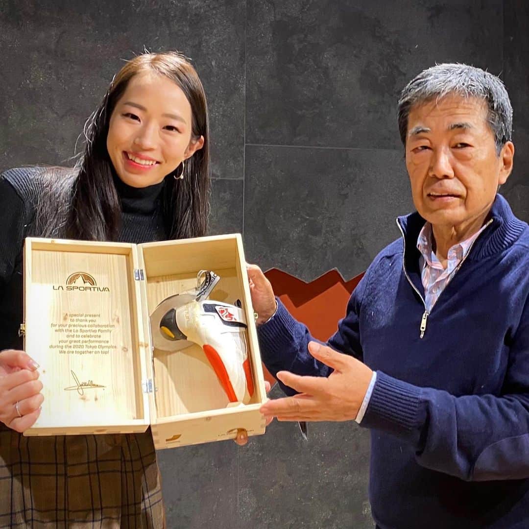 野口啓代のインスタグラム：「Woooow!😳🤩😍‼️✨ I've got a wonderful gift from my sponsor @lasportivagram 🎁  It's only one in the world model SKWAMA Women made for me.❤️All the memory of TOKYO2020 are on this special shoes!🥾🇯🇵  Really appreciate for the great support.  I am truly happy to be in LA SPORTIVA FAMILY.🇮🇹 ——————————————————————————— すんっっごいプレゼント🎁 2008年からスポンサードして頂いているイタリアの @lasportivagram 社長のLorenzoさんからTOKYO2020の思い出を沢山詰め込んでくれた、世界にひとつだけのSKWAMA Women / AKIYO Model🥾🇯🇵  本当に、本当にありがとうございます。 LA SPORTIVA FAMILYでいられて幸せです🇮🇹🍕🍝 ——————————————————————————— @lasportivagram  @lasportivajp  #スポルティバへの愛」