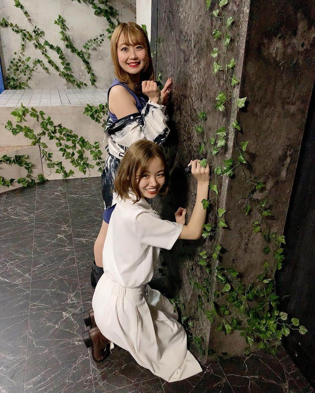 のインスタグラム：「実際はこんな笑顔ではないけど、ミスティとモニカの石碑のシーン、とっても好きなので、是非配信で注目して観て頂きたいです😌✨✨✨ . . . . .  #劇団虚幻癖 #ニルヴァーナ #NIRVANA #ニルバナ #新宿 #シアターブラッツ #舞台 #演劇 #俳優 #女優 #役者 #アラサー女子 #ぷに子 #photooftheday #JAPAN #japanesegirl #instagood #followme #ricashima #嶋梨夏」