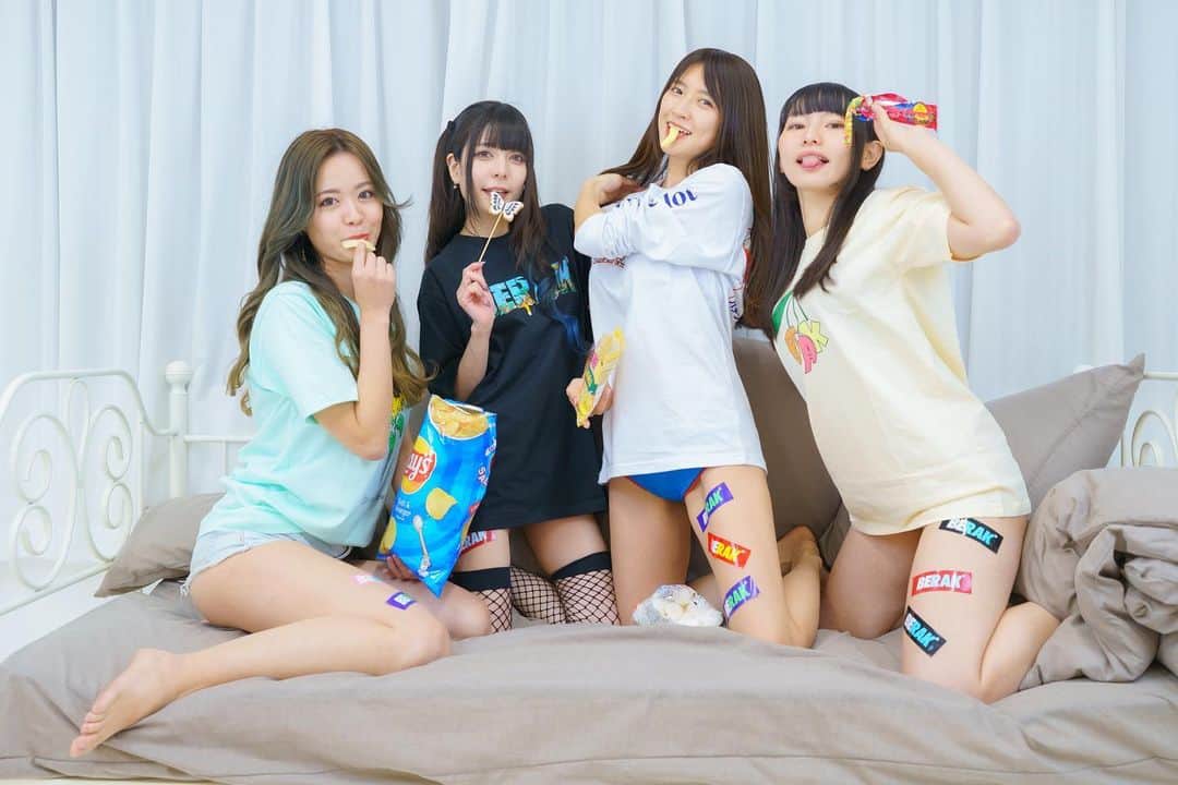 のインスタグラム：「改めまして12月4日グラレボ大阪・心斎橋ありがとうございました❤️  参加者の皆様、出演モデルの皆様、お手伝いしてくれたスタッフの皆さんのおかげで無事に閉幕致しました✨  これで今年の【グラレボ】はラストです🥺  参加者様、出演モデル様どちらにも満足していただけるイベントに  また、主催の私やスタッフも楽しく笑顔がたくさん溢れるイベントにしていきます❗️  まだまだ至らないところも多々ありますが、今後ともどうぞ宜しくお願い致します✨  2022年グラレボ関西は5月と10月に開催予定です🥳お楽しみに✨  ⚠️グラレボにて撮影いただいたお写真のSNS掲載については、各モデルさんにご確認下さい。  集合写真📸  水色T @kozueeeeee_  黒T @shimarisuchan108  白T @aimi_feti  黄T @maomashiro   ALL  T-shirt  @berak_   photo @shoji_photographer   location @dresta_shinsaibashi   #グラレボ #撮影会 #大阪撮影会 #グラレボ大阪 #関西撮影会 #モデル募集m#カメラマン募集　#集合写真 #party #パジャマパーティー #お揃い #お揃いコーデ #お菓子パーティー #パーティー #女子会 #女子会パーティー」