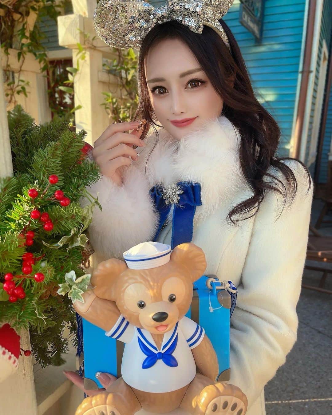 本多胡桃のインスタグラム：「ひさしぶりの🐭🏰💕  クリスマスディズニーがいちばんすき🥰  #coat @poupee_official   #ディズニーランド#ディズニーシー#クリスマスディズニー#ケープコッド#ダッフィー#ポップコーン#東京ディズニーリゾート#ことこーで#disneysea#disney#tokyodisneyresort#tokyodisneysea#ootd」