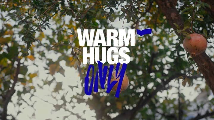 ガスのインスタグラム：「Warm hugs only please!   Gift yourself or those you love with an irresistible hug that lasts an entire winter, choose the GAS Jeans sweaters selection that comes in many shades and textures for a warm and softy holiday season! 🧶  Visit gasjeans.com   #WARMHUGSONLY #GASJeansGiftGuide #denimlovers」