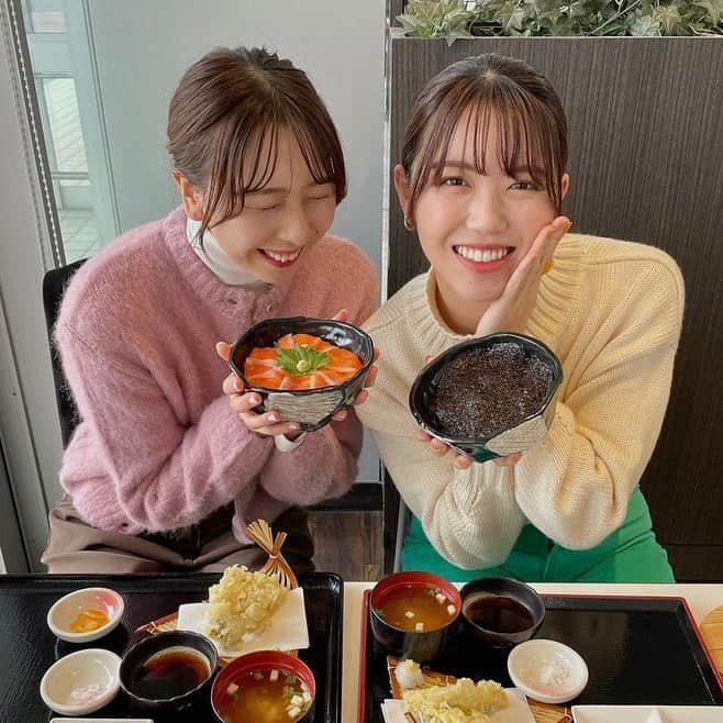 彩香さんのインスタグラム写真 - (彩香Instagram)「＊ 函館フェリーターミナルの 「海峡日和」で食べた天然岩のり定食が美味しすぎました…♡また食べに行きたい😌✨ときさんもサーモンを美味しそうに食べてました💕 ＊ ＊ ＊  #函館 #はこだて #旅 #津軽海峡フェリー #海峡日和 #天然岩のり #函館国際観光コンベンション協会 #ringomusume」12月9日 22時09分 - saika_ringomusume