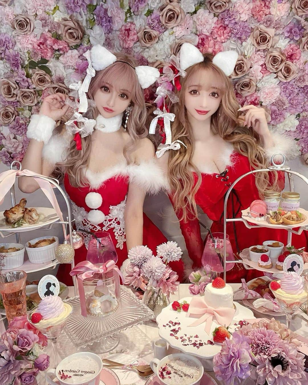 桜井莉菜さんのインスタグラム写真 - (桜井莉菜Instagram)「この日の【 @gingergardenaoyama 】 でのクリスマスパーティは、 さき @saki_411 とでした💜 似た感じのネコミミフワフワの サンタで揃えたの🐱❤️ 髪型もおそろ💗💗💗 【 @ankhcross_aoyama 】で 2人とも @kei0926 にセットしてもらいました✨🎀✨ 楽しい話いっぱいし過ぎて ルンルンな1日でした🥰❤️ やっぱり女の子は素直な子が 1番可愛いよねっ💕  #サンタコス#クリスマス#クリスマス女子会#クリスマスパーティー#クリスマスアフタヌーンティー#双子コーデ#リンクコーデ」12月9日 22時19分 - rina__sakurai