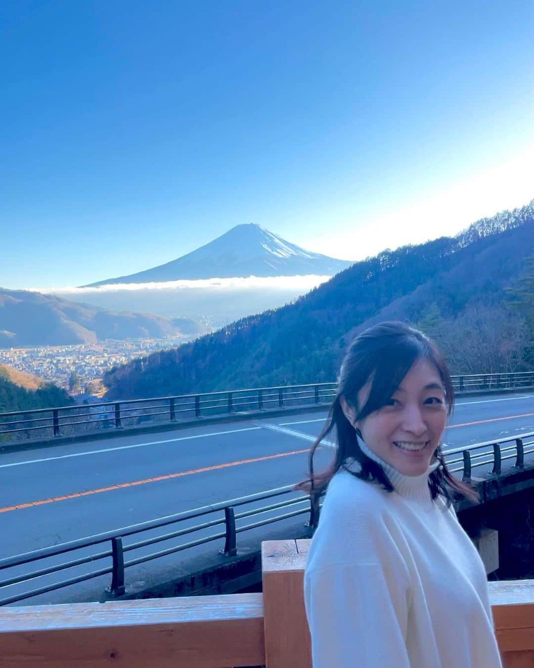 青山倫子のインスタグラム：「富士山を見つけると嬉しくなっちゃう。 その度にいつも、あぁやっぱり日本人なんだなぁと思う。 こんなに綺麗に見られることってある？！って何度叫んだことか。 光も影も雲も空気もみんな完璧で。 足りないものなんてひとつもなくて。 世界は素晴らしいと心底思った。  本当に素晴らしい富士山で、もう感動しっぱなし。 その美しさをぜひどうぞ🗻 最高の一期一会だったなぁ。  #青山倫子 #富士山 #一期一会 #綺麗すぎる #感動 #大興奮 #何度叫んでも足りないくらい美しかった」