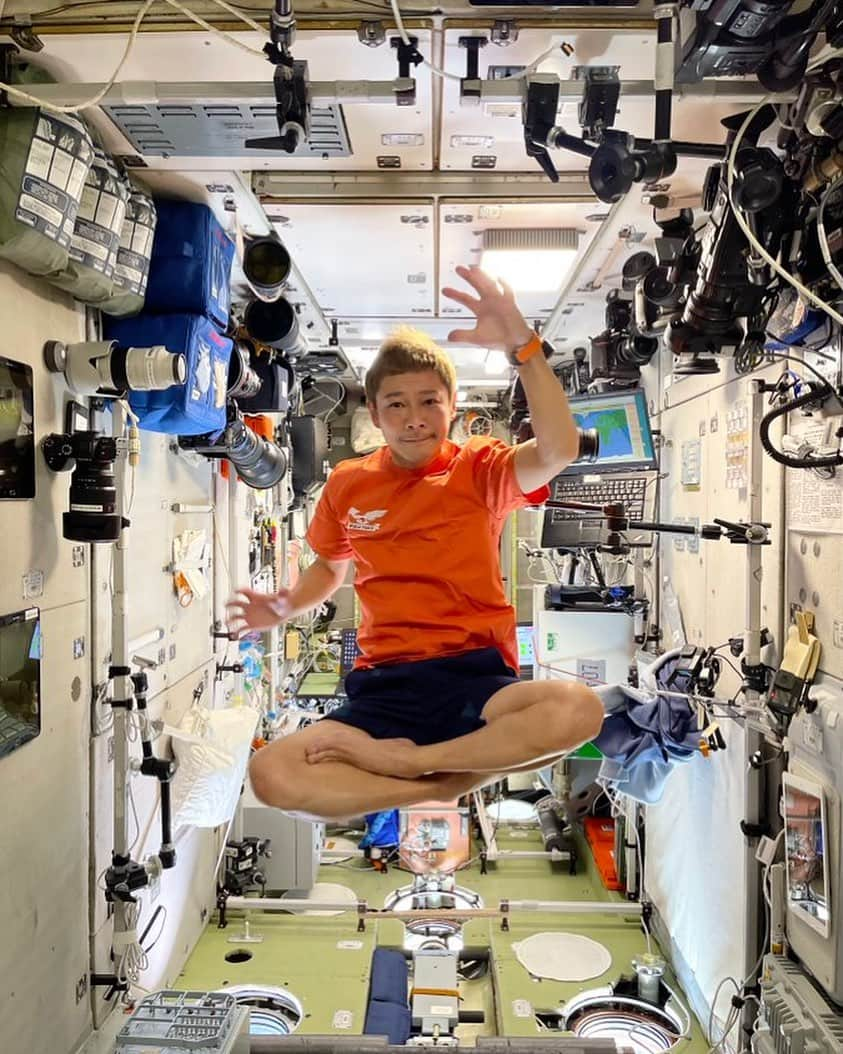 前澤友作さんのインスタグラム写真 - (前澤友作Instagram)「宇宙なう  Hi from space.  #前澤宇宙旅行  #MZJourneytoSpace」12月9日 22時59分 - yusaku2020