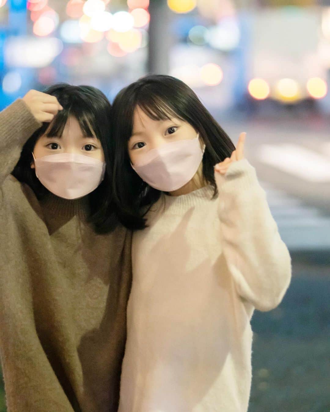 Yukiさんのインスタグラム写真 - (YukiInstagram)「今日は夕方の5時になる直前で、もうこんなに暗かったー👀🌃✨  カメラを向けたら 前髪を気にするあたりが女子らしくなってきたと感じるー☺️💓💓　  @uniqlo_kids_baby  のニットワンピースがお気に入りすぎてかなりの頻度で着てます☺️💓もう１着ずつ買おうかなーー👀💕  #双子　#twins #8歳　#一卵性　#sonyα7ⅲ」12月9日 23時02分 - yukikuu96