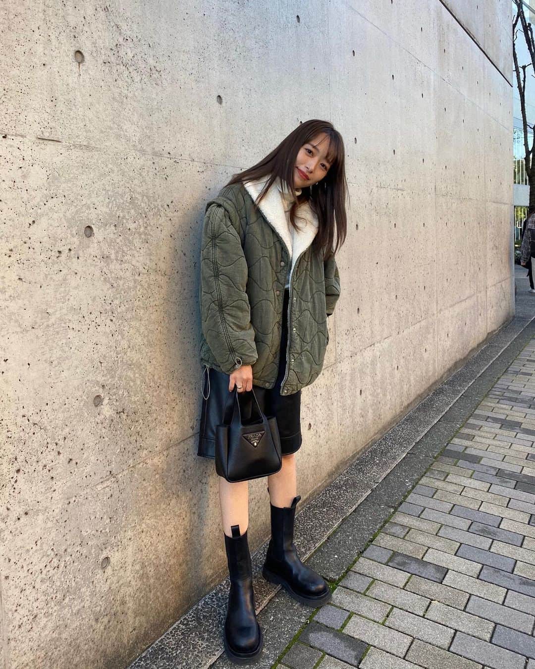 近藤千尋のインスタグラム：「し、ふ、く🤍🤍🤍 寒くて寒くて大好きな季節〜💕 表参道のイルミネーションが いつもわくわくする✨🥰 @prada  のちっこい鞄が 便利すぎてヘビロテです☺️☺️☺️  #PradaFlou    CMモデルをさせていただいてる クレベアンドのマスクは メガネしても曇らないんだ〜🤍🤍」