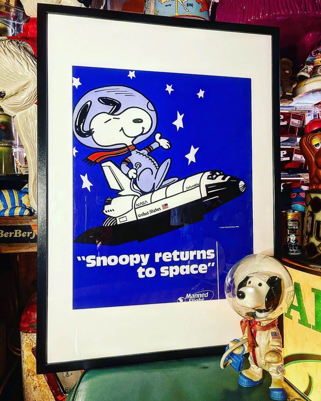 大川知英のインスタグラム：「90's NASA Manned Flight  "Snoopy  returns Space" poster🚀 アストロスヌーピーのイカしたポスター👨🏾 色やデザインが男の子にはたまらないですね👽 いつかスペースセンター行きたい..upi🤡❗️ #nasa#mannedflight#snoopy#space #astro#poster#90s#vintage #地球はただの存在#色やデザインがいい #宇宙は男の子の憧れ#額に収まらない #良い額ないかな#upi#amecajiboys  #takatsubase#アメトイ部#YouTube#captain」