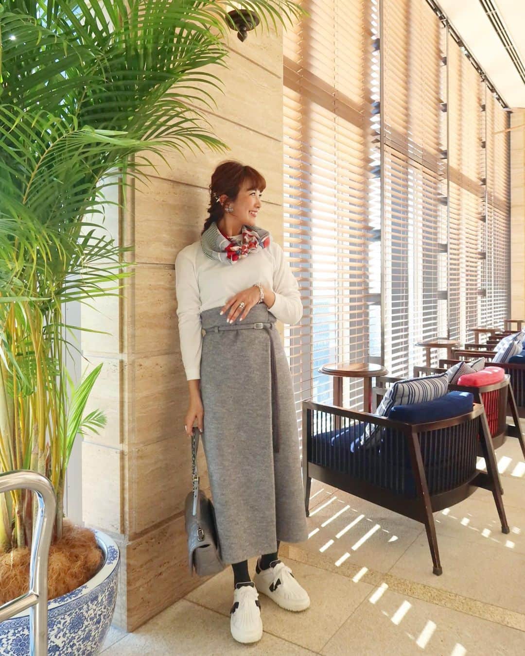 Mai Wakimizuのインスタグラム：「昨日も履いてたハイウエストスカート、今日はgray♡ロンT&スニーカーでカジュアルに着るのも可愛い＼(^o^)／ハイウエストのおかげでスニーカーでもしっかり美脚効果あるし、厚手のウール生地でポッカポカだし、良いところしか見つからない。笑  tops&skirt:#linkable @linkable_official(今夜20:00発売)」