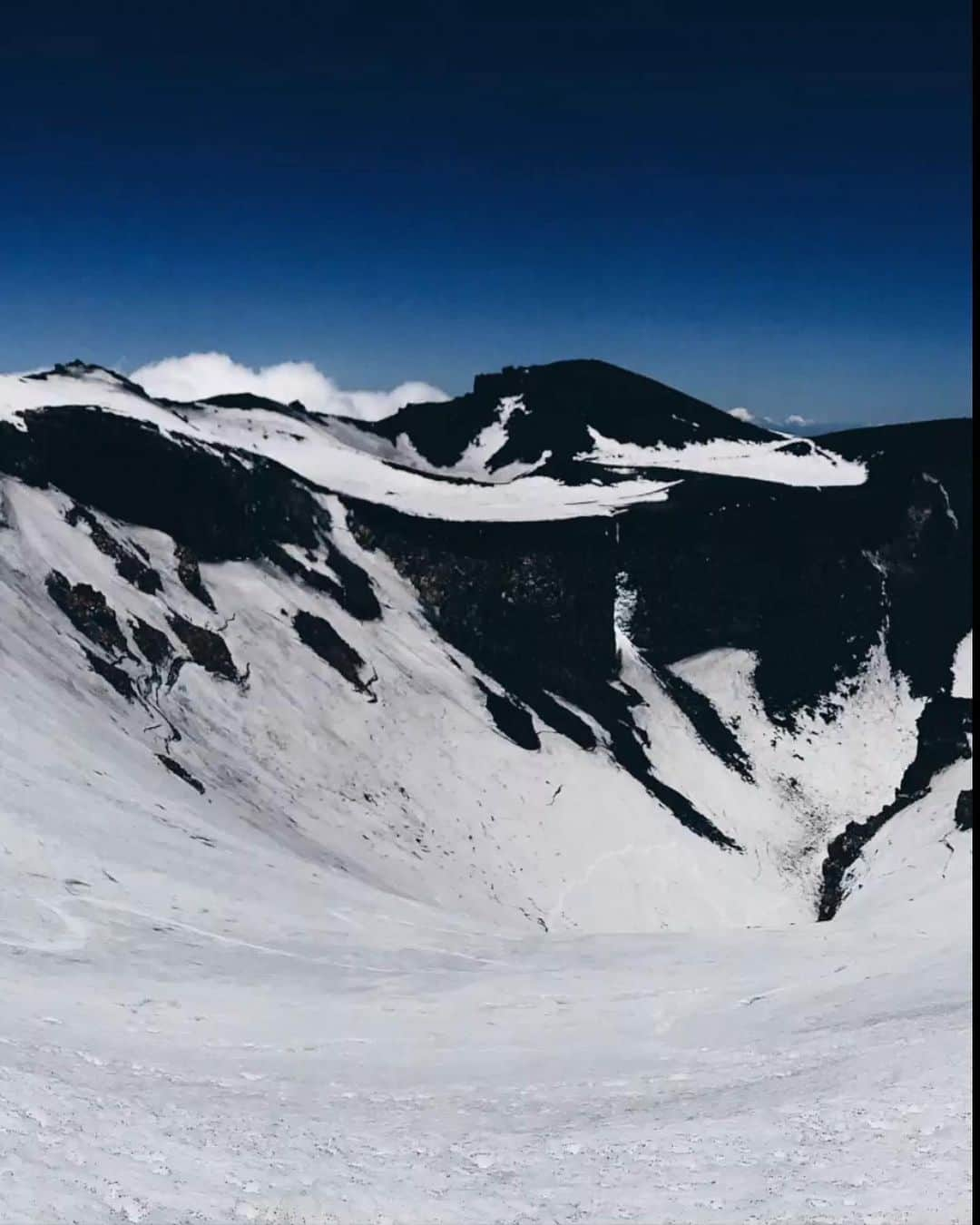 田村幸士さんのインスタグラム写真 - (田村幸士Instagram)「2017-18シーズンの滑り納めは富士山🗻  登りはしんどかったし、お鉢（火口）の中を滑った後は当然また山頂に登り返さなきゃいけないし、しかも遠くの空模様が見えないから急がなきゃいけないし本当に大変だった。  でも帰りの滑走は今までにない解放感‼️ 独立峰だからこそ見られる絶景のパノラマビュー。  「今シーズンはもう充分✋」 とはじめて思えた滑り納めでした。 . . . . . . . . —— ✂︎ —————— #mtfuji #mtfujijapan #mtfujiphoto_ig #mtfuji_fpn #discovertokyo #explorejpn  #wu_japan #jp_gallery #lovers_nippon #nihonshooters  #unknownjapan #japanfeatured #backcountryskiing #backcountryski #mountains #mountainlovers #japan #japantravel #japantrip  #富士山 #富士山登山 #富士山が好き #富士山頂 #バックカントリースキー #バックカントリー #雪山登山 #登山 #日本の景色 #日本の美  #スキー」12月9日 15時31分 - kojimg