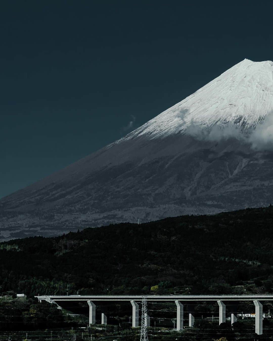 田村幸士さんのインスタグラム写真 - (田村幸士Instagram)「2017-18シーズンの滑り納めは富士山🗻  登りはしんどかったし、お鉢（火口）の中を滑った後は当然また山頂に登り返さなきゃいけないし、しかも遠くの空模様が見えないから急がなきゃいけないし本当に大変だった。  でも帰りの滑走は今までにない解放感‼️ 独立峰だからこそ見られる絶景のパノラマビュー。  「今シーズンはもう充分✋」 とはじめて思えた滑り納めでした。 . . . . . . . . —— ✂︎ —————— #mtfuji #mtfujijapan #mtfujiphoto_ig #mtfuji_fpn #discovertokyo #explorejpn  #wu_japan #jp_gallery #lovers_nippon #nihonshooters  #unknownjapan #japanfeatured #backcountryskiing #backcountryski #mountains #mountainlovers #japan #japantravel #japantrip  #富士山 #富士山登山 #富士山が好き #富士山頂 #バックカントリースキー #バックカントリー #雪山登山 #登山 #日本の景色 #日本の美  #スキー」12月9日 15時31分 - kojimg