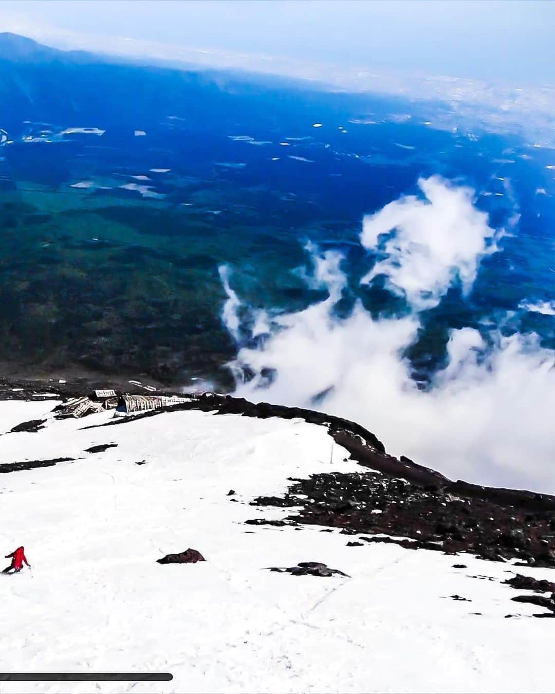 田村幸士さんのインスタグラム写真 - (田村幸士Instagram)「2017-18シーズンの滑り納めは富士山🗻  登りはしんどかったし、お鉢（火口）の中を滑った後は当然また山頂に登り返さなきゃいけないし、しかも遠くの空模様が見えないから急がなきゃいけないし本当に大変だった。  でも帰りの滑走は今までにない解放感‼️ 独立峰だからこそ見られる絶景のパノラマビュー。  「今シーズンはもう充分✋」 とはじめて思えた滑り納めでした。 . . . . . . . . —— ✂︎ —————— #mtfuji #mtfujijapan #mtfujiphoto_ig #mtfuji_fpn #discovertokyo #explorejpn  #wu_japan #jp_gallery #lovers_nippon #nihonshooters  #unknownjapan #japanfeatured #backcountryskiing #backcountryski #mountains #mountainlovers #japan #japantravel #japantrip  #富士山 #富士山登山 #富士山が好き #富士山頂 #バックカントリースキー #バックカントリー #雪山登山 #登山 #日本の景色 #日本の美  #スキー」12月9日 15時31分 - kojimg