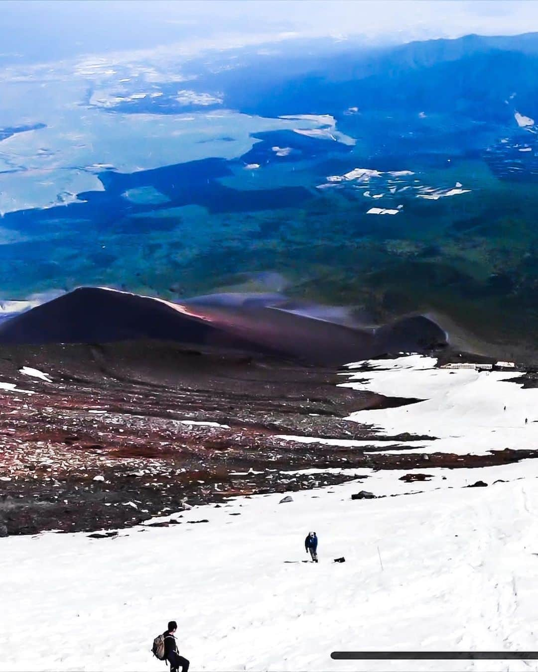 田村幸士さんのインスタグラム写真 - (田村幸士Instagram)「2017-18シーズンの滑り納めは富士山🗻  登りはしんどかったし、お鉢（火口）の中を滑った後は当然また山頂に登り返さなきゃいけないし、しかも遠くの空模様が見えないから急がなきゃいけないし本当に大変だった。  でも帰りの滑走は今までにない解放感‼️ 独立峰だからこそ見られる絶景のパノラマビュー。  「今シーズンはもう充分✋」 とはじめて思えた滑り納めでした。 . . . . . . . . —— ✂︎ —————— #mtfuji #mtfujijapan #mtfujiphoto_ig #mtfuji_fpn #discovertokyo #explorejpn  #wu_japan #jp_gallery #lovers_nippon #nihonshooters  #unknownjapan #japanfeatured #backcountryskiing #backcountryski #mountains #mountainlovers #japan #japantravel #japantrip  #富士山 #富士山登山 #富士山が好き #富士山頂 #バックカントリースキー #バックカントリー #雪山登山 #登山 #日本の景色 #日本の美  #スキー」12月9日 15時31分 - kojimg