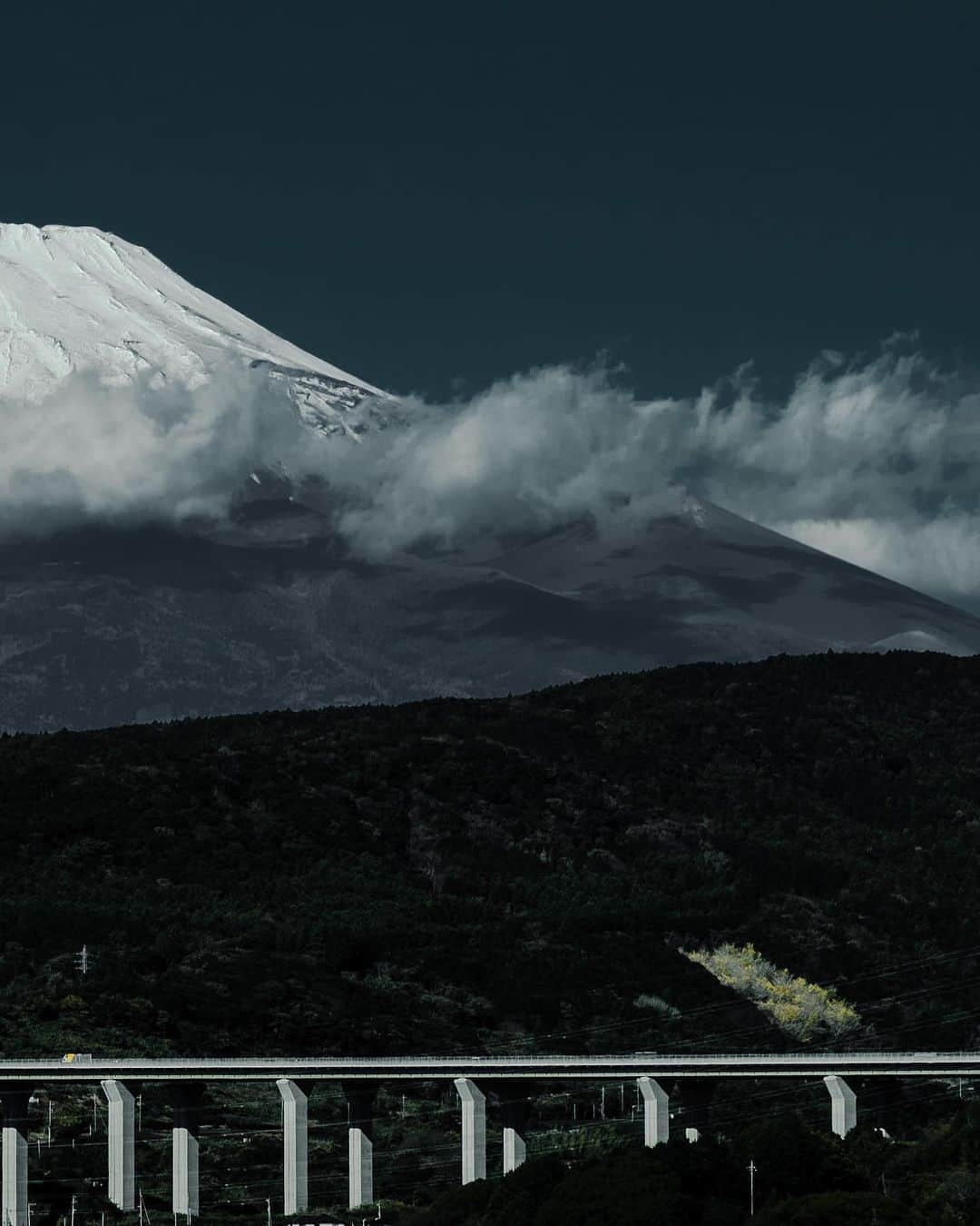 田村幸士さんのインスタグラム写真 - (田村幸士Instagram)「2017-18シーズンの滑り納めは富士山🗻  登りはしんどかったし、お鉢（火口）の中を滑った後は当然また山頂に登り返さなきゃいけないし、しかも遠くの空模様が見えないから急がなきゃいけないし本当に大変だった。  でも帰りの滑走は今までにない解放感‼️ 独立峰だからこそ見られる絶景のパノラマビュー。  「今シーズンはもう充分✋」 とはじめて思えた滑り納めでした。 . . . . . . . . —— ✂︎ —————— #mtfuji #mtfujijapan #mtfujiphoto_ig #mtfuji_fpn #discovertokyo #explorejpn  #wu_japan #jp_gallery #lovers_nippon #nihonshooters  #unknownjapan #japanfeatured #backcountryskiing #backcountryski #mountains #mountainlovers #japan #japantravel #japantrip  #富士山 #富士山登山 #富士山が好き #富士山頂 #バックカントリースキー #バックカントリー #雪山登山 #登山 #日本の景色 #日本の美  #スキー」12月9日 15時31分 - kojimg