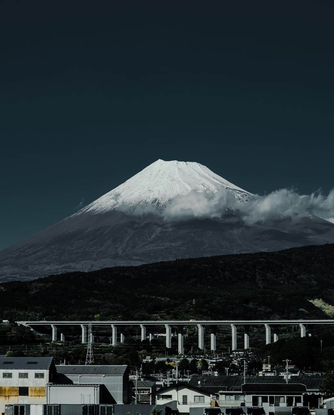 田村幸士のインスタグラム：「2017-18シーズンの滑り納めは富士山🗻  登りはしんどかったし、お鉢（火口）の中を滑った後は当然また山頂に登り返さなきゃいけないし、しかも遠くの空模様が見えないから急がなきゃいけないし本当に大変だった。  でも帰りの滑走は今までにない解放感‼️ 独立峰だからこそ見られる絶景のパノラマビュー。  「今シーズンはもう充分✋」 とはじめて思えた滑り納めでした。 . . . . . . . . —— ✂︎ —————— #mtfuji #mtfujijapan #mtfujiphoto_ig #mtfuji_fpn #discovertokyo #explorejpn  #wu_japan #jp_gallery #lovers_nippon #nihonshooters  #unknownjapan #japanfeatured #backcountryskiing #backcountryski #mountains #mountainlovers #japan #japantravel #japantrip  #富士山 #富士山登山 #富士山が好き #富士山頂 #バックカントリースキー #バックカントリー #雪山登山 #登山 #日本の景色 #日本の美  #スキー」