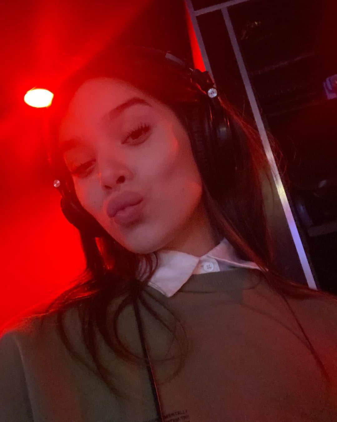 ヘイリー・スタインフェルドのインスタグラム：「new episode of @hawkeyeofficial out now & new episode of @dickinson out tomorrow…  love from inside the vortex 🚀」