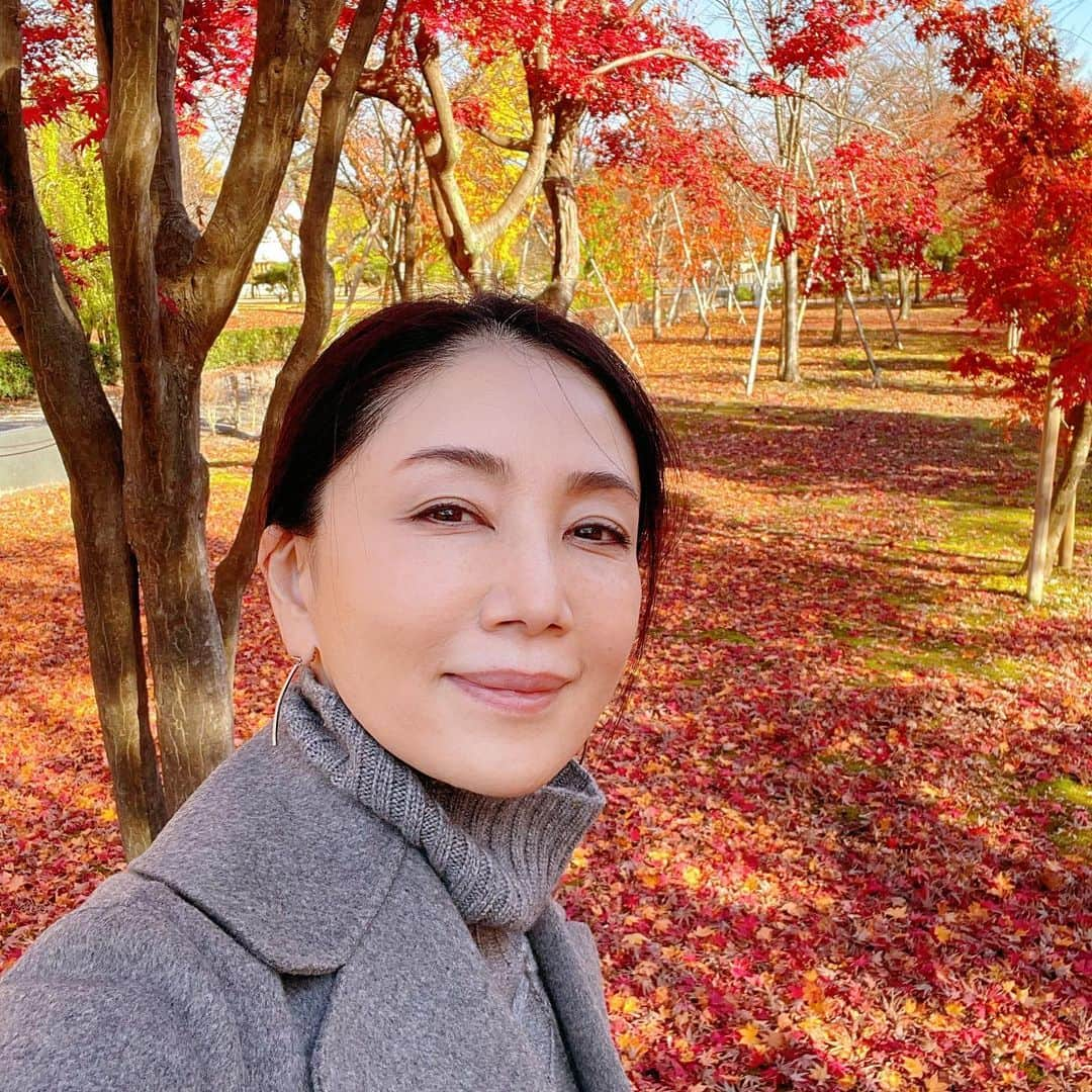 坂村かおるさんのインスタグラム写真 - (坂村かおるInstagram)「・ お昼は、本家「尾張屋」さんで にしん蕎麦を頂きました。 ・ 行列が出来るお店と聞いて、早目に到着！ ・ 鰹出汁の効いた、さっぱりとしたお蕎麦でした☺️ ・ その足で、残りわずかな紅葉を探して‥🍁 ・ ・  いつも「いいね♡」を頂きありがとうございます。 皆様のお言葉に励まされています☺️☺️  #美ST #美魔女 #team美魔女 #クィーンオブ美魔女 #国民的美魔女コンテスト #坂村かおる #トータルビューティーアドバイザー #美しく老いる #美容好きと繋がりたい #コスメ好きと繋がりたい #ファッション好きと繋がりたい #今日のコーデ #お洋服好きと繋がりたい #美魔女が変わる #美意識高い人と繋がりたい #トータルバランス #京都 #尾張屋 #にしん蕎麦 #紅葉狩り」12月9日 15時50分 - kaoru.sakamura