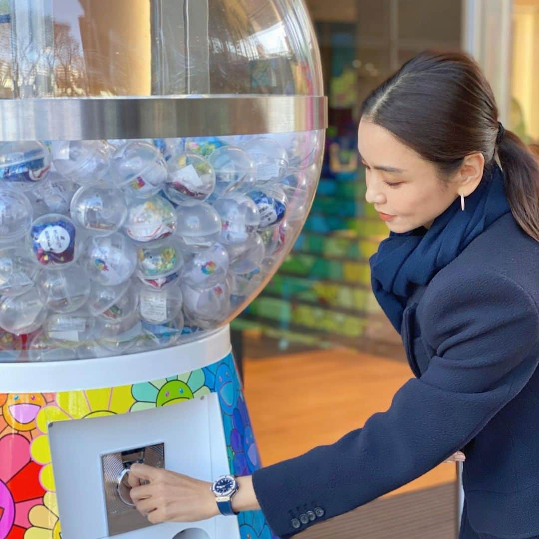 滝沢眞規子さんのインスタグラム写真 - (滝沢眞規子Instagram)「オープンしたばりのHUBLOT表参道に伺いました✨ コンセプトストアであるこちらでは時計に触れて見ることができて、高級なウブロが少しだけ身近に感じられるブティック✨ 村上隆さんとのコラボもあって華やかで素敵でした🎄 私はHUBLOTの時計ならジャケットスタイルに合わせたくてコーディネートしてみました🎄 @hublot  @hublot_japan #ウブロ  #hublot #HublotCheerfulGreetings #HublotPerfectGift」12月9日 15時44分 - makikotakizawa