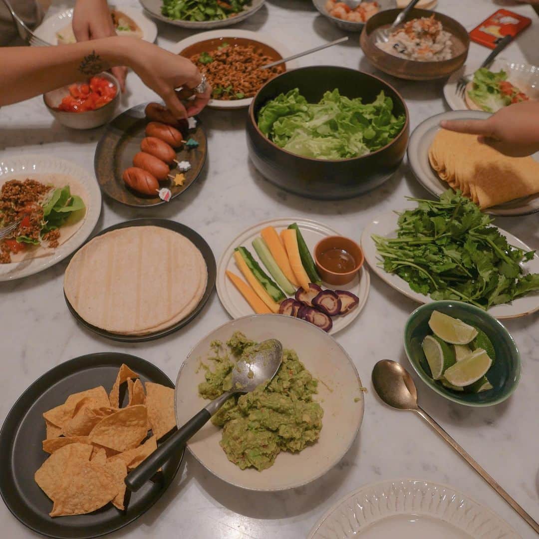 中川珠里さんのインスタグラム写真 - (中川珠里Instagram)「. ちょっと前のタコス会🌮  野菜をいっぱい食べたくてグリーン多め 子どもたちはタコライス。  やっぱりタコスはお店に食べにいこ。笑」12月9日 15時57分 - juri1104