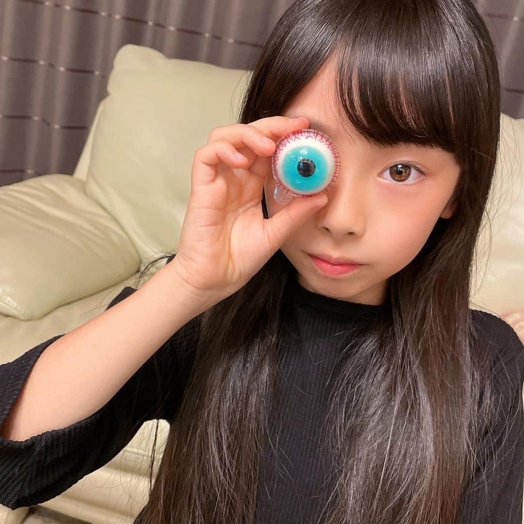 Akiさんのインスタグラム写真 - (AkiInstagram)「12/9 ・ 🌎より👁派 ・ ・ 娘の最近のブームは 校庭で拾ったどんぐりを ・ 校長先生と教頭先生にプレゼントすることです ・ ・ 賄賂でしょうか？😌 ・ ・ ・ 今年のクリスマスプレゼントは 何をお願いするのか ・ 娘に聞いてみた ・ ・ 👧🏻「ハンモック！」 👧🏻「やっぱりハイキューのジグソーパズル」 👧🏻「やっぱりウマ娘のぬりえ(ライスシャワー推し)」 ・ ・ ウマ娘に関しては 母ちゃんよくわかんねぇぞ😌 ・ ライスシャワーってなんだよ ・ ググったら可愛こちゃん出てきたぞ #ライスシャワー ・ ・ ウマ娘グッズってどこに売ってるのかなぁ🐴 ・ ・ ・ ・ ・」12月9日 16時45分 - mas_0504