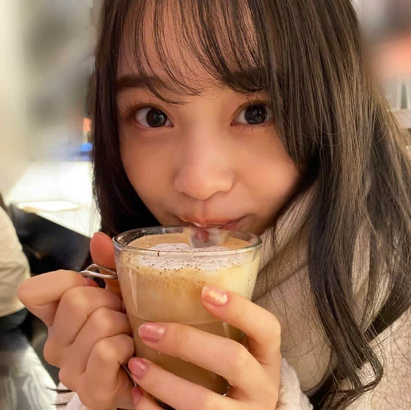 林芽亜里さんのインスタグラム写真 - (林芽亜里Instagram)「🎀 ⁡ 温かいカフェラテ☕𓈒𓏸︎︎︎︎ ⁡ 冬に飲む温かい飲み物はとーっても体に染みます🧖‍♂️ ⁡ ⁡ 最近はもう春服の撮影なのでロケの時は温かい飲み物に救われております\(◡̈)/ ⁡ みんなも暖かく過ごしてね☺️ ⁡ ⁡ #林芽亜里」12月9日 17時35分 - meari__hayashi