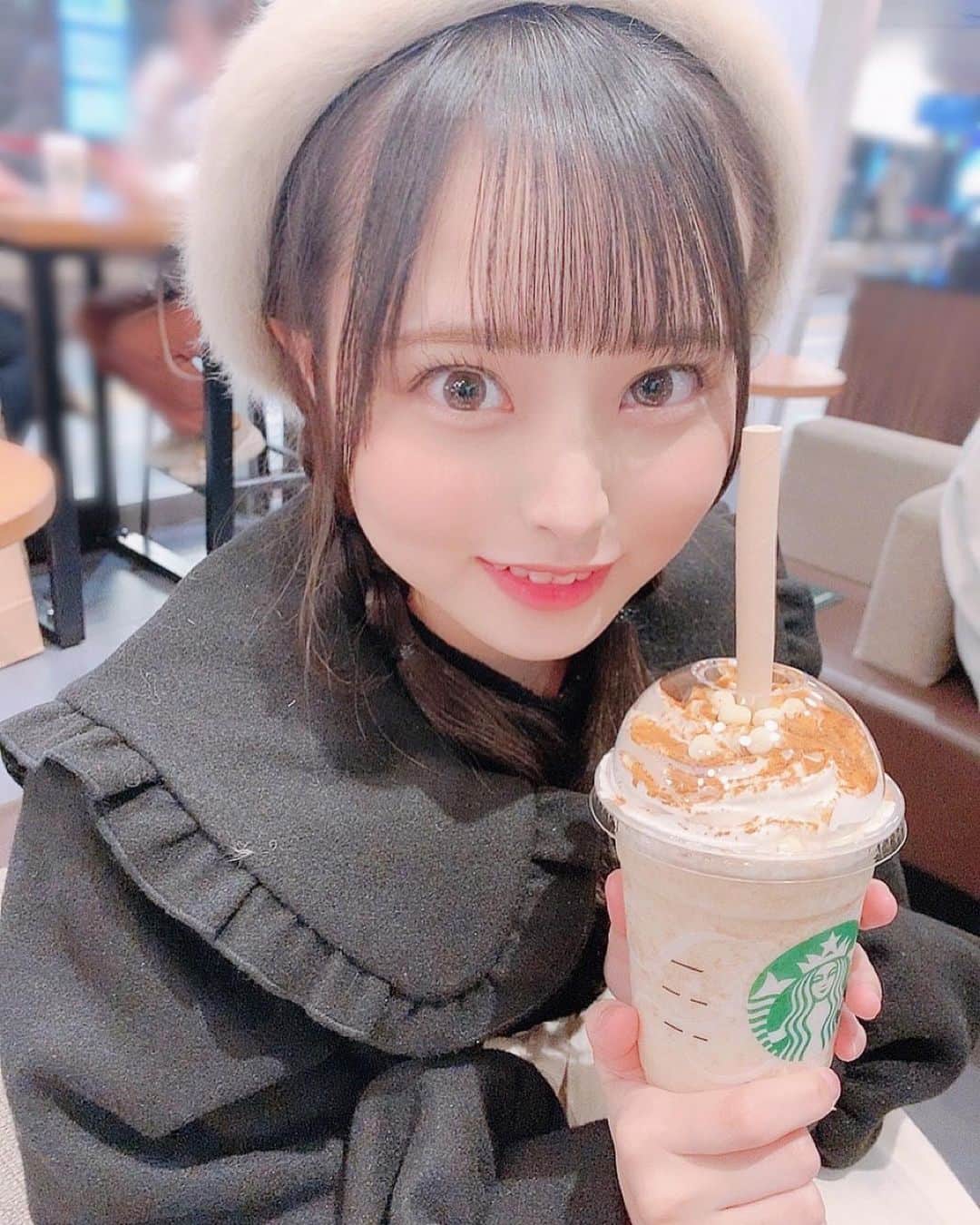 竹本くるみのインスタグラム：「冬でもフラペチーノは飲みたくなります🌨」