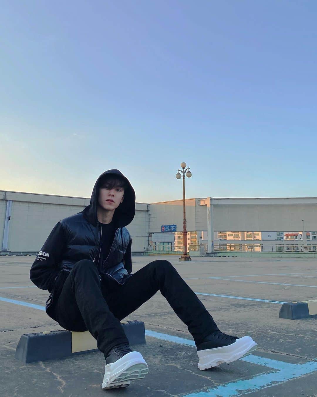 VERNONのインスタグラム：「#McQueenTreads #알렉산더맥퀸 #광고」
