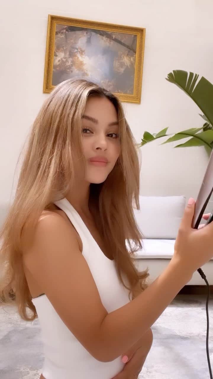 リリーマイマックのインスタグラム：「Good hair day glow up just in time for the festive season with the @ghdhair_anz Limited Edition Desire Deluxe Gift Set #ghddesire #ghdunwrapped #ghdchristmas #ghdanz .AD」