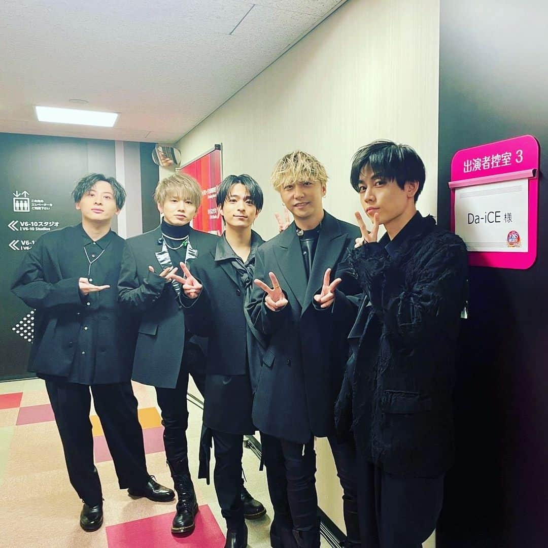 大野雄大のインスタグラム：「昨日はFNS歌謡祭に初出演させていただきました😊！！！！  応援していただいた皆様、ありがとうございました😭✨✨  めちゃめちゃ楽しかったです😝❗️❗️  あ、この投稿で1000回目の投稿でした🤩🤩🤩🤩  #daice #fns歌謡祭 #初出演 #感謝 #1000回目の投稿記念日」