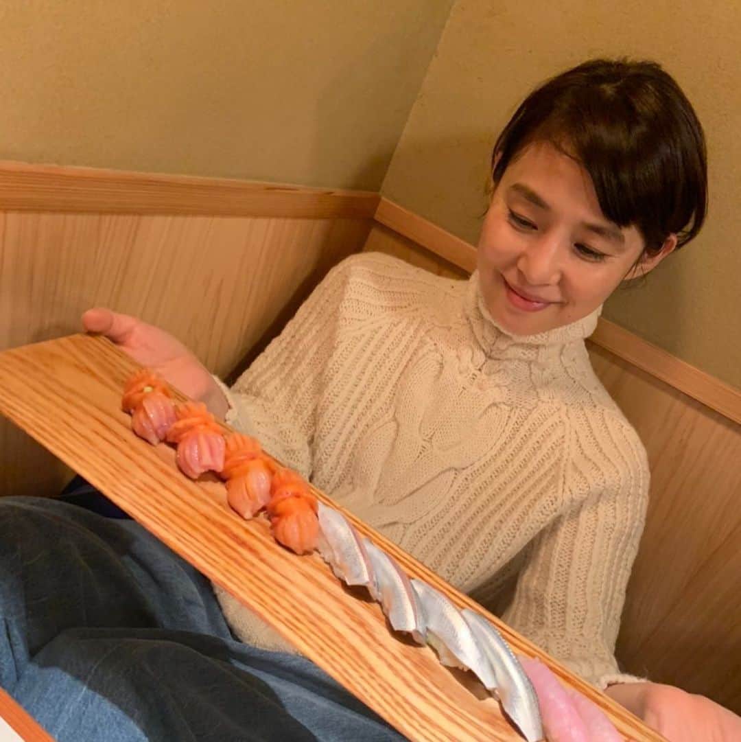 石田ゆり子のインスタグラム：「久々の、ええ 久々の お寿司屋さんで食べる お寿司。 日本人に生まれて幸せだと 思う瞬間は やはりこんな時かなぁ。 ちなみにニットは 雅姫ちゃんのところのです。 ニットもお寿司も大好きだ！ #タマティーノ写真館」
