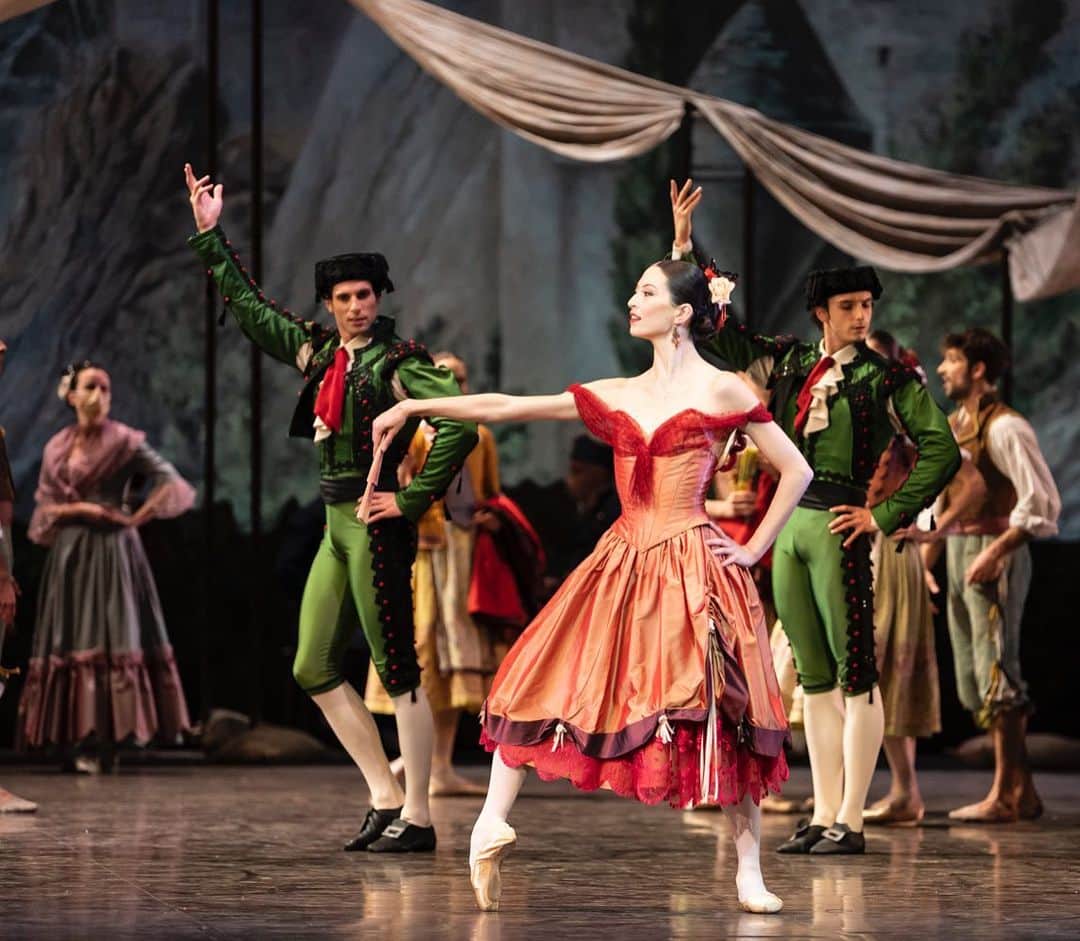 オニール八菜のインスタグラム：「Ce soir c’est la première de Don Quichotte à l’Opéra Bastille ! @balletoperadeparis #donquichotte  #rudolfnoureev  #danseusederue  📷 @julienbenhamouphotographe」
