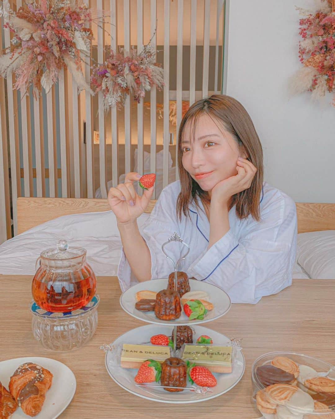 のインスタグラム：「ドライフラワーの客室可愛すぎるホテルアフタヌーンティー🫖💐 ＋ホテル女子会💐 . . . 動画もみてね👉👉👉🎥📸 . 📍MIMARU東京赤坂 ( @mimaruhotels ) ドライフラワー装飾の客室にホテル女子会したよ🙆‍♀️ . . アフタヌーンティーのお菓子やフルーツはみんなで持ち寄りのもので バランスが完璧すぎて オシャレに仕上がりました🥺💕 . . . カードゲームやる時間なくて リベンジ希望！☺️笑 . . 夜は @koyoi_drink でカンパイ🥂 コヨイは低アルコールのクラフトカクテルで甘いのに後味がスッキリしてて永遠に飲める感じ！ お茶入のカクテルもオシャレで爽やかだった🍵☺️ . . 飲みながら恋愛トーク👭👭 女子4人は中々盛り上がった✨ . . . . 今回はエシカルステイプランを利用したよ✌️ 木製の歯ブラシから🪥 キッチンも付いてて洗剤やハンドソープ、シャンプーなどもエシカルなナチュラル素材だったよ✨ 香りがオーガニック系で癒された✨ . . . . . 🌟詳細は「MIMARU エシカル」で検索してね👇 クーポンコードの記入： MTA-Coupon   公式HPで利用可能な割引クーポン！  . . . ちなみに 屋上もかなりオシャレで開けていて 都会を満喫感満載で お酒も持ち込めるよ🥂✨ 夜夜景見ながら飲むのもありだね✨ リピートしたいほど楽しいく美しいホテルでした！ . . . #エシカル #サスティナブル #ホテル女子会 #エシカルステイ #都内ホテル #mimaruhotels #東京ホテル#ホテル女子会#ホテルアフタヌーンティー #パジャマパーティー #アフタヌーンティー」