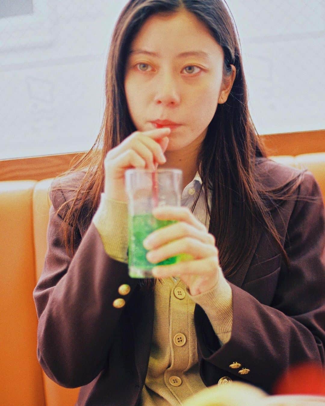枝優花のインスタグラム：「もう今年を終えたい気持ち。ふとんのもっとその先の、奥底にしずんで、誰にも見つかりたくない。 どうやらとても怒ることで、なにかを保っていたようで、多分私はすごく傷ついていたんだと思う。そういう気持ちに気づいたら、途端にだめになりそうだから、代わりにたくさん怒っていた。けど走り終わったから言う。認める。深く傷ついた。だから布団の底に沈ませてほしい。」
