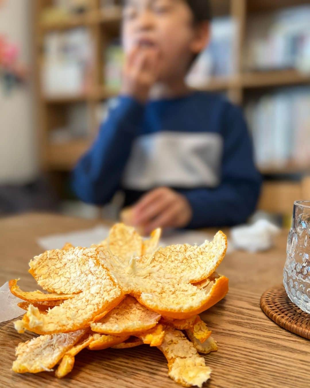 朝倉真司のインスタグラム：「今年は異様に蜜柑を食べる歳（2年ぶり3回目）  #8歳2ヶ月」