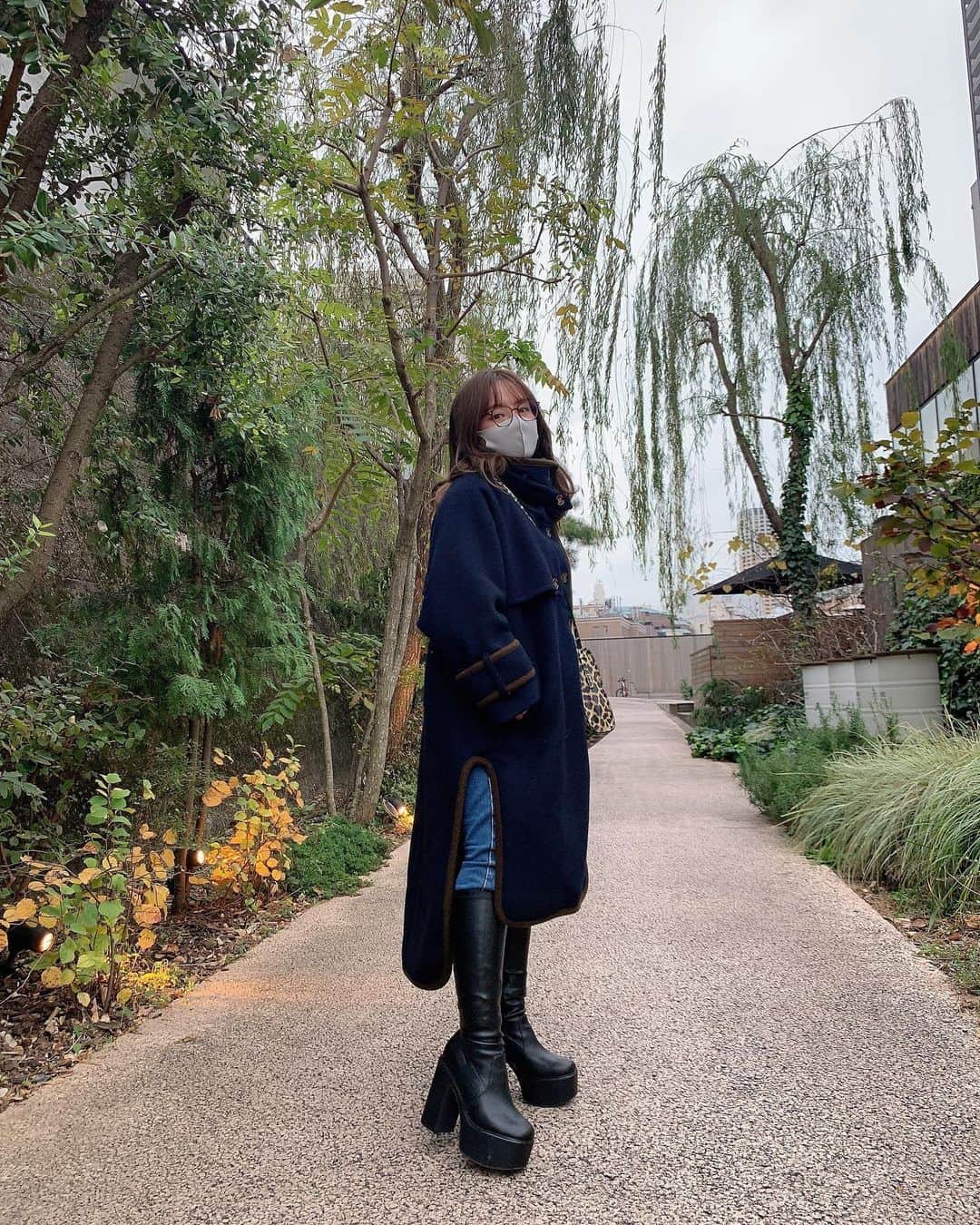 のインスタグラム：「おっしゃれ〜な場所で撮ってもらった📷 今年もこのコート初めました☺️♡」