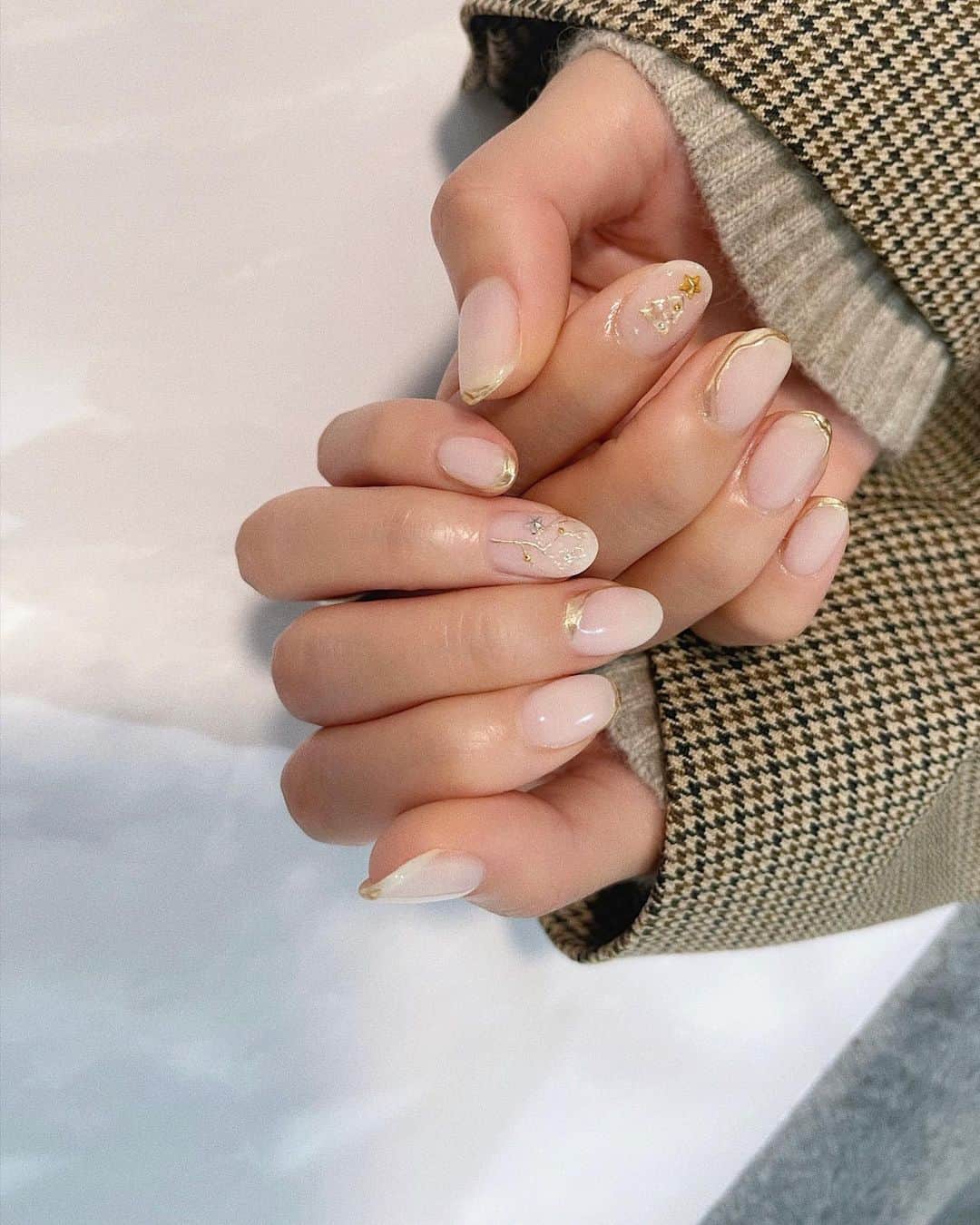 のインスタグラム：「#NewNail 💅🏻 ひっそりクリスマスネイルだよ🎄 冬は乳白色にしたくなる。🤍  ネイル中、パリジェンヌも一緒にお願いしました🥰🙏」