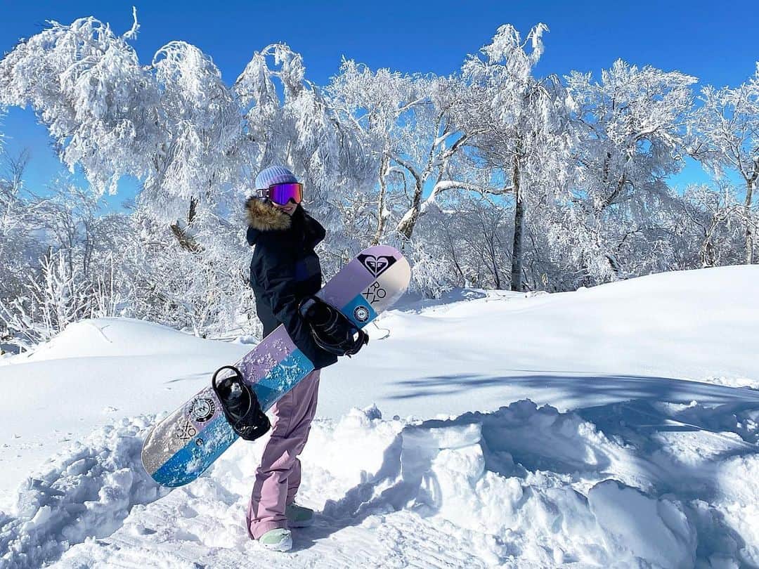 岩垂かれんさんのインスタグラム写真 - (岩垂かれんInstagram)「ついにシーズンインしました🤍🐻‍❄️ 去年よりも１週間はやく 初滑りはやっぱり野沢温泉でした❄️  初日から雪に恵まれ お天気も良すぎて今シーズン最高のスタートでした🤤  今季激推しのこのジャケット 光の加減で色が変わるの、かわいすぎる  今年こそ写真や動画をたくさん撮ろう…w  #roxy #roxysnow #snowboard #snowboarding #nozawaonsen #野沢温泉」12月9日 19時06分 - kareniwadare